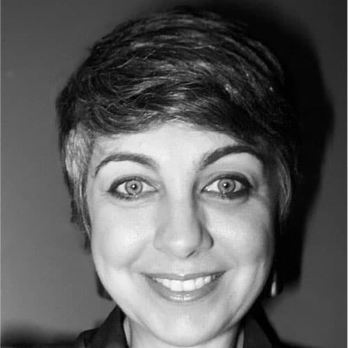 Profissional feliz sorrindo, Instituto Ar, inclusão social e educação profissionalizante.