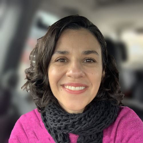 Profissional sorridente no interior de um veículo, representando o Instituto Ar e seu foco em capacitação profissional.