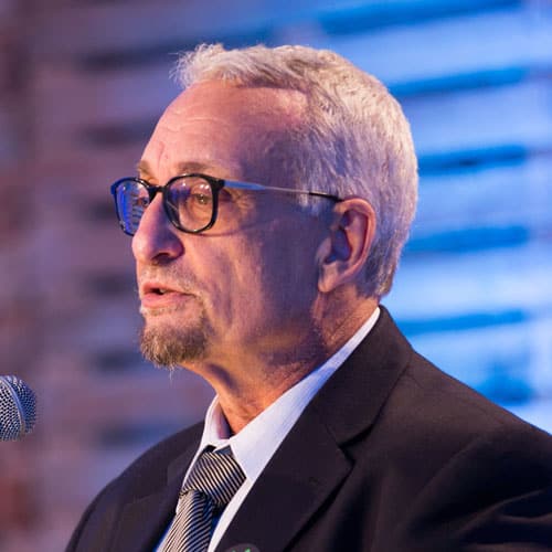 Profissional falando em evento no Instituto Ar, destaque em projetos de educação e inovação.